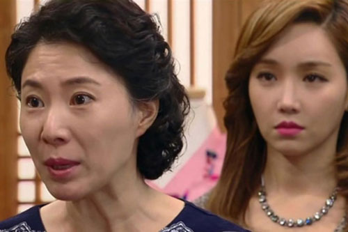 Bắt quả tang mẹ chồng xoen xoét kể tội mình, nàng dâu nhẹ nhàng "phản pháo" khiến bà "ngượng chín mặt"