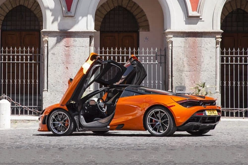 10. McLaren 720S (vận tốc tối đa: 341 km/h).