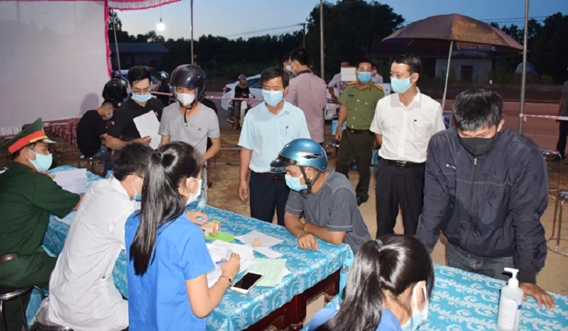 Người dân thực hiện việc kê khai y tế tại chốt kiểm soát y tế huyện Phong Điền, tỉnh Thừa Thiên Huế.