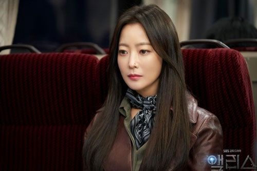 Kim Hee Sun áp lực khi đóng hai vai