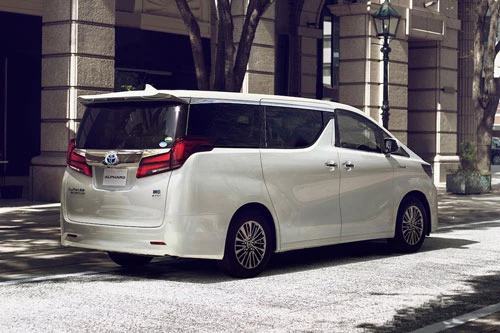 3. Toyota Alphard (doanh số: 5 chiếc).