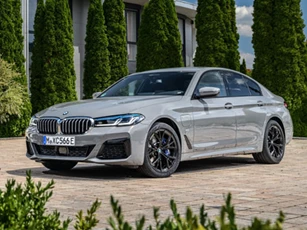 ‘Soi’ xe sedan công suất 394 mã lực, tiêu thụ xăng ngang xe máy