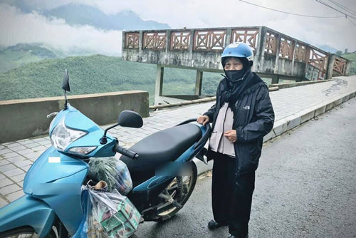 90 tuổi vẫn "phượt" lên Sapa bằng xe máy, cụ bà "siêu chất" khiến cộng đồng mạng trầm trồ thán phục