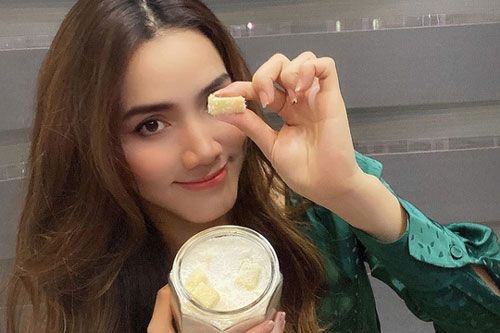 Trang Nhung thử sức bán kẹo dừa