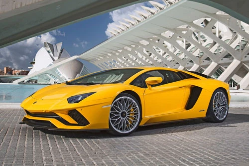 8. Lamborghini Aventador S (vận tốc tối đa: 349 km/h).