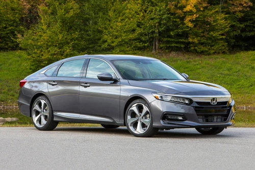 8. Honda Accord (doanh số: 28 chiếc).