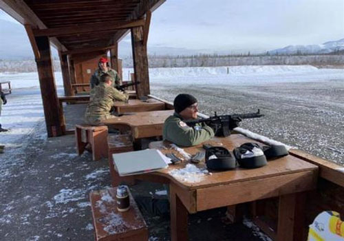 Phi công F-22 mang siêu súng phòng thân