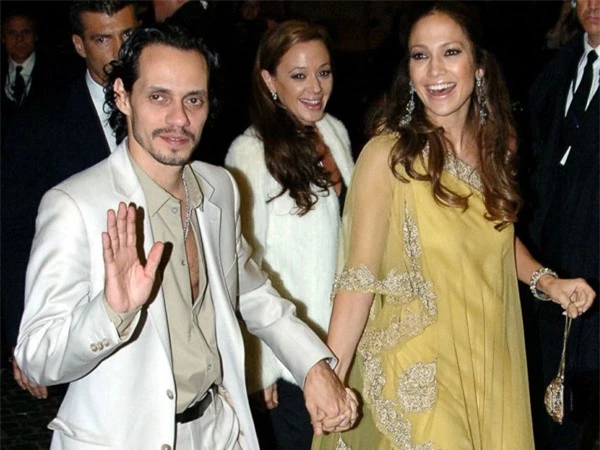 Leah (đứng phía sau) cùng vợ chồng Jennifer Lopez và Marc Anthony đi dự tiệc với Tom Cruise - Katie Holmes năm 2006.