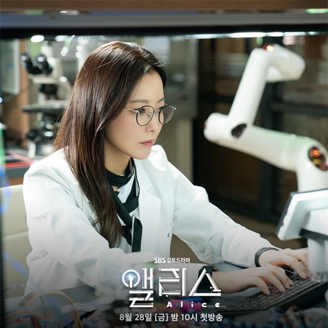Kim Hee Sun trong tạo hình nhà vật lý học.
