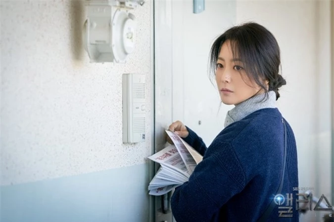 Kim Hee Sun trong vai người mẹ tuổi ngoài 40.