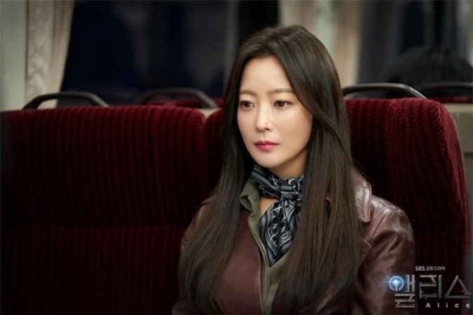 Kim Hee Sun dưỡng nhan khéo léo ở tuổi 43.