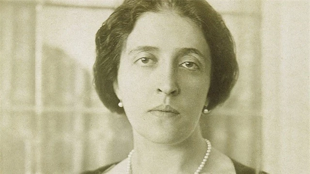 Quý bà Adele Bloch-Bauer trong một bức ảnh chụp vào khoảng năm 1910. Xuất thân trong một gia đình Do Thái giàu có ở thành Vienna, bà là một nhà bảo trợ hào phóng.