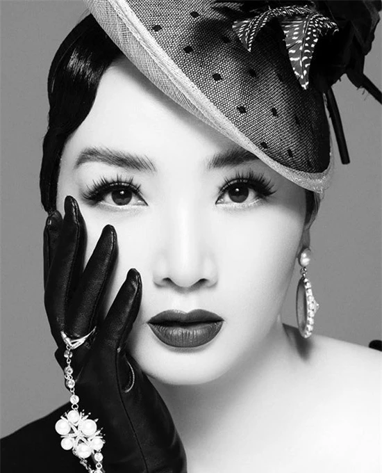 Giáng My ngẫu hứng thực hiện bộ ảnh đen trắng. Hoa hậu đền Hùng được khen vẫn xinh đẹp, quyến rũ ở tuổi 49.