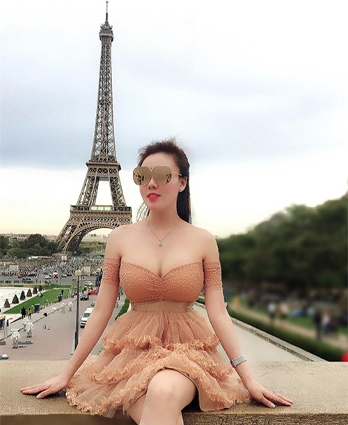 Âu Hạ My khoe ngực đầy khi check-in tháp Eiffel (Paris - Pháp). Đây cũng chính là nơi cô chụp ảnh cưới và nhận lời cầu hôn của nam diễn viên Đi qua mùa hạ.