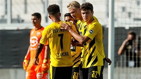 Sancho ca ngợi đội ngũ trẻ trung của Dortmund