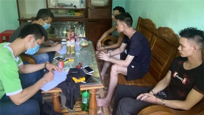 Lên đồi vắng lập 'boong ke' ma túy, bắt bồ trẻ mang bầu cảnh giới