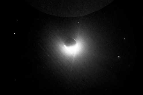 Phát hiện tầng khí quyển Trái Đất vô hình chạm đến Mặt Trăng