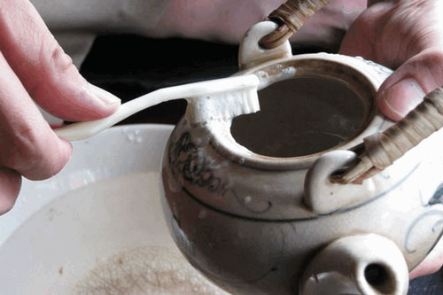 Mẹo biến ấm chén xỉn màu sáng bóng trở lại sau vài phút học lỏm từ nhân viên nhà hàng