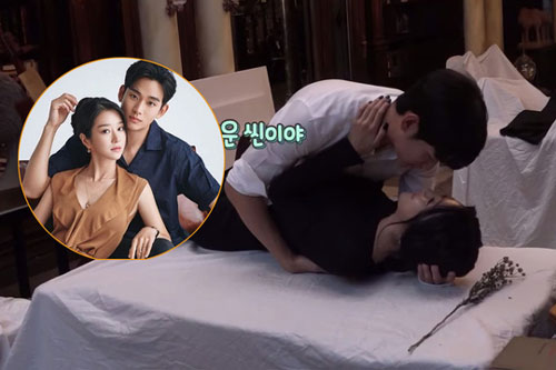 Kim Soo Hyun ngượng ngùng hôn Seo Ye Ji
