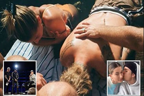 Justin Bieber và vợ thực hiện lễ rửa tội dưới nước cùng nhau