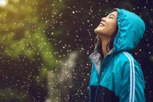 Đi mưa về "ướt như chuột lột", hãy làm ngay 4 việc để tránh rước bệnh vào thân