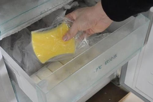 Đặt miếng bọt biển vào tủ lạnh, hàng loạt công dụng sẽ khiến bạn “tiếc hùi hụi” vì không biết sớm hơn