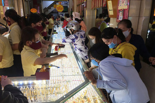 Giá vàng trong nước tiếp tục lao dốc