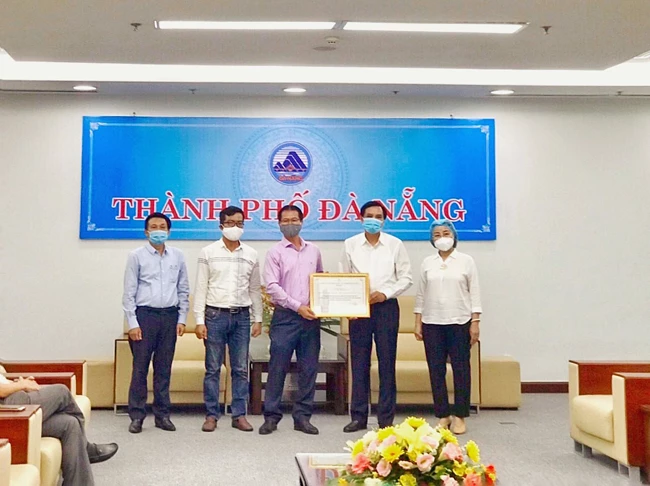 Ông Phạm Ngọc Bình – Phó Chủ tịch HĐQT Tập đoàn PPC An Thịnh trao tặng thiết bị y tế trị giá 2 tỉ đồng cho lãnh đạo TP Đà Nẵng 