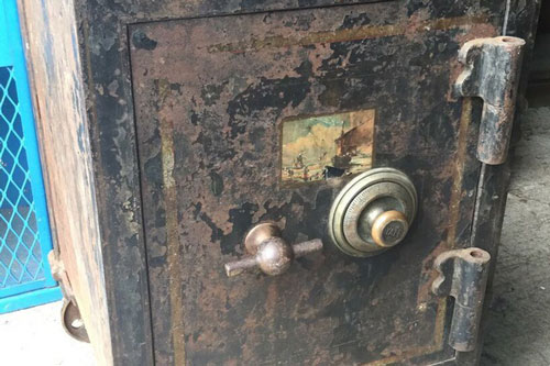 Két sắt bí ẩn khiến các chuyên gia phá khóa bó tay gần nửa thế kỷ