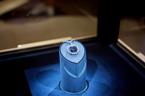 ‘Dựng tóc gáy’ về lời nguyền chết chóc của viên kim cương Hy vọng