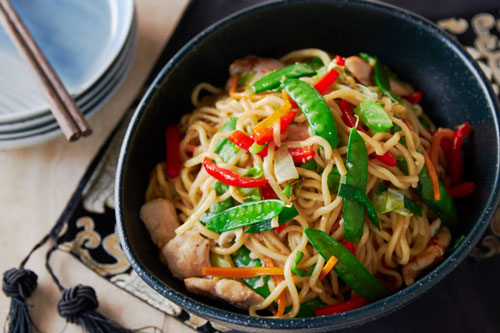 Bữa sáng đủ chất với món mì xào thịt gà thơm ngon