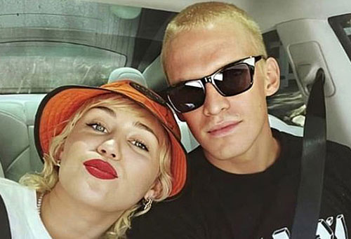 Miley Cyrus chia tay bồ trẻ