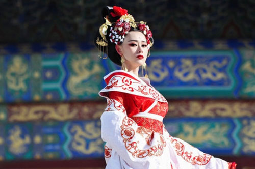 Màn đánh ghen kinh hoàng "có một không hai" của hoàng hậu tàn bạo nhất lịch sử