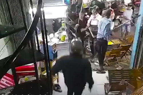 TP.HCM: Hơn chục côn đồ cầm mã tấu đập phá quán trà sữa