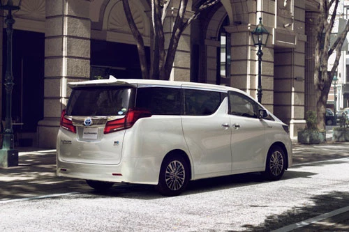 6. Toyota Alphard (doanh số: 8.448 chiếc).