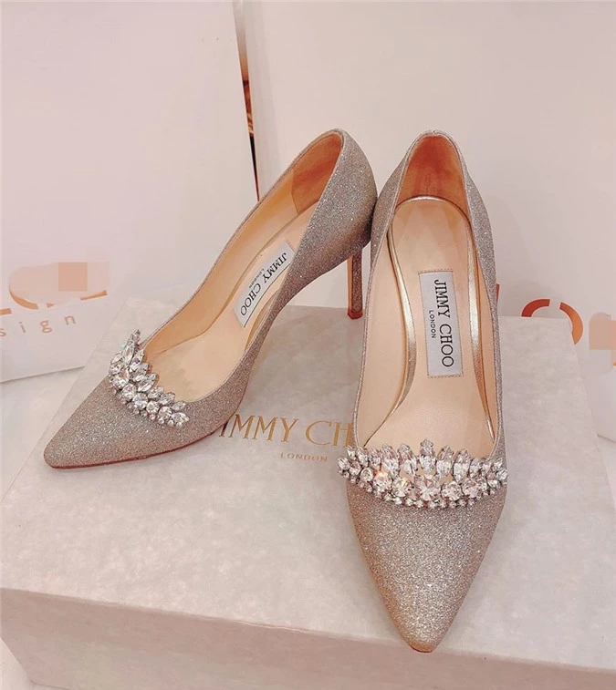 Giày Jimmy Choo có giá hơn 21 triệu đồng là ước mơ của bao cô gái cũng góp mặt trong tủ đồ hiệu hoành tráng của giảng viên Âu Hà My.