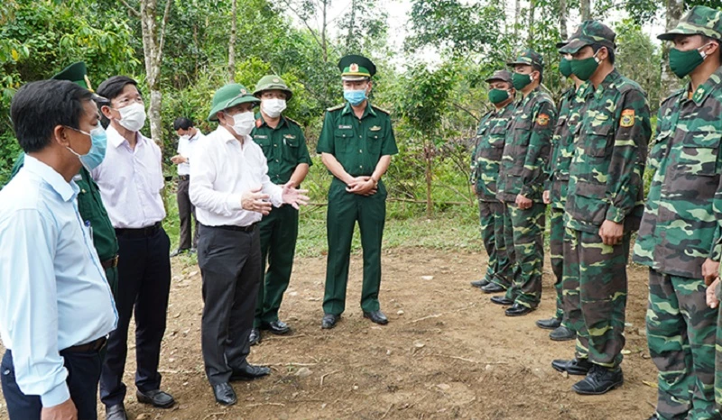 Chủ tịch UBND tỉnh Thừa Thiên Huế Phan Ngọc Thọ (áo trắng, đội mũ cối) đến thăm và trao đổi thông tin với lực lượng chức năng tại các chốt kiểm soát phòng chống dịch Covid-19 khu vực biên giới.