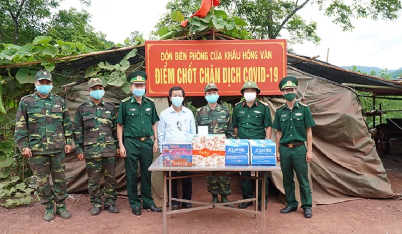 Lãnh đạo tỉnh Thừa Thiên Huế tặng quà động viên lực lượng chức năng làm nhiệm vụ tại các chốt kiểm soát phòng chống dịch Covid-19 khu vực biên giới.