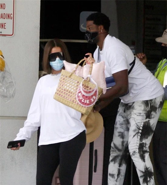 Khloe Kardashian và Tristan Thompson được trông thấy đi cạnh nhau ở sân bay hôm 13/8. Họ trở về trên phi cơ riêng của Kylie Jenner sau kỳ nghỉ ở quần đảo Turks and Caicos.