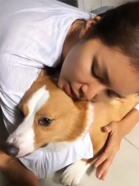 Minh Tú ôm cún cưng sau hơn 5 tháng xa cách.