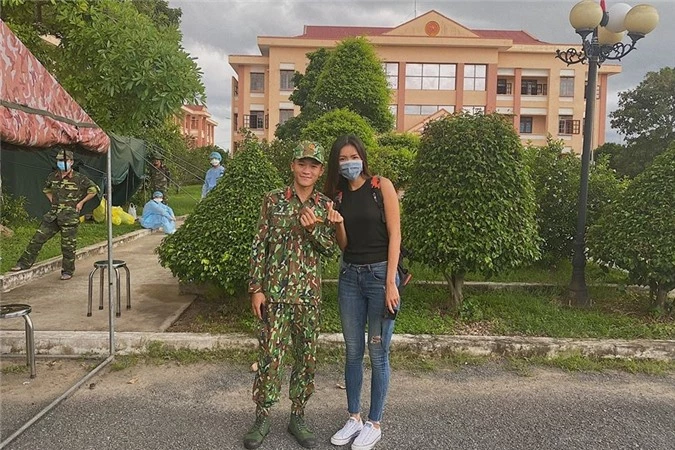 Minh Tú tạm biệt các y bác sĩ, chiến sĩ tại Trà Vinh.