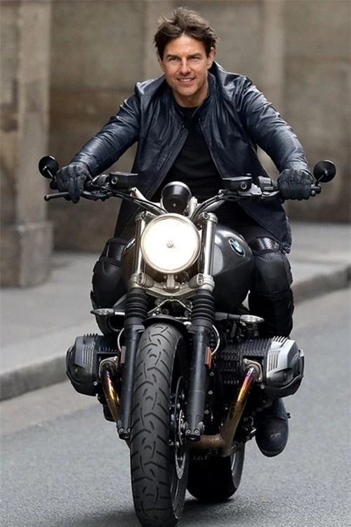 Tom Cruise diễn một cảnh lái mô-tô trong các phần trước của Điệp vụ bất khả thi.
