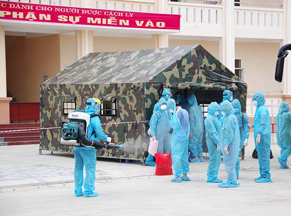 Các bệnh nhân và người nhà chăm sóc bệnh nhân ở Bệnh viện Đà Nẵng được đưa đến cách ly tại khu vực doanh trại Tiểu đoàn 29, Quân chủng Phòng không - Không quân.