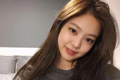 Bỏ đi lớp son phấn, Jennie - thành viên nhóm nhạc BLACKPINK trông trẻ trung và đáng yêu hơn rất nhiều.