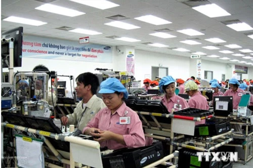 Dây chuyền sản xuất điện thoại ở nhà máy của công ty Samsung Electronics Việt Nam tại Thái Nguyên. Ảnh: Danh Lam/TTXVN