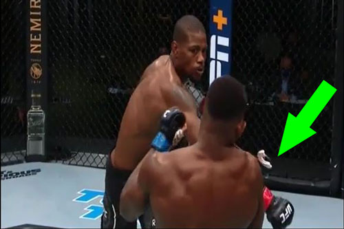 Võ sĩ Mỹ ra đòn siêu mạnh khiến đối thủ văng đệm răng ra ngoài