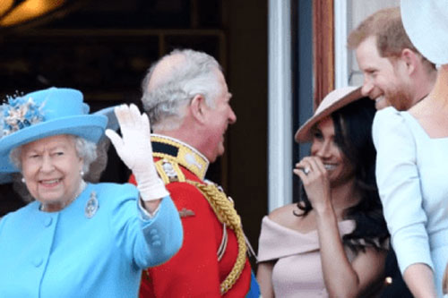 Nhờ thế lực đặc biệt mà vợ chồng Meghan dù nhiều lần vô lễ với Nữ hoàng vẫn có cơ hội quay về Hoàng gia Anh