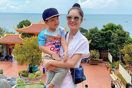 Dương Cẩm Lynh 'xin phép' con đi đóng phim