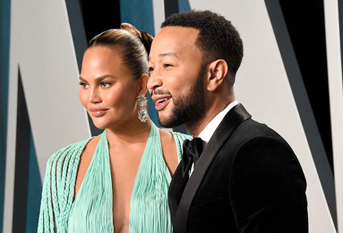 Chrissy Teigen lộ bụng bầu trong MV mới của chồng