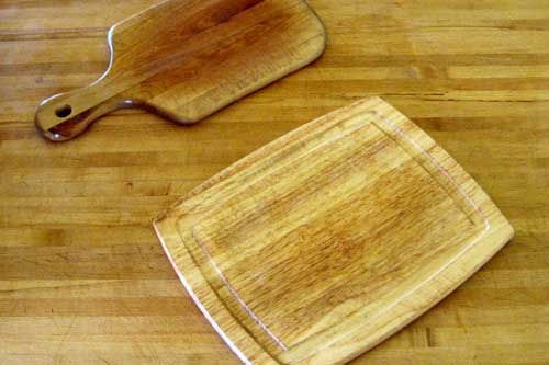 Tại sao nên vứt bỏ thớt nhựa và dùng thớt gỗ?